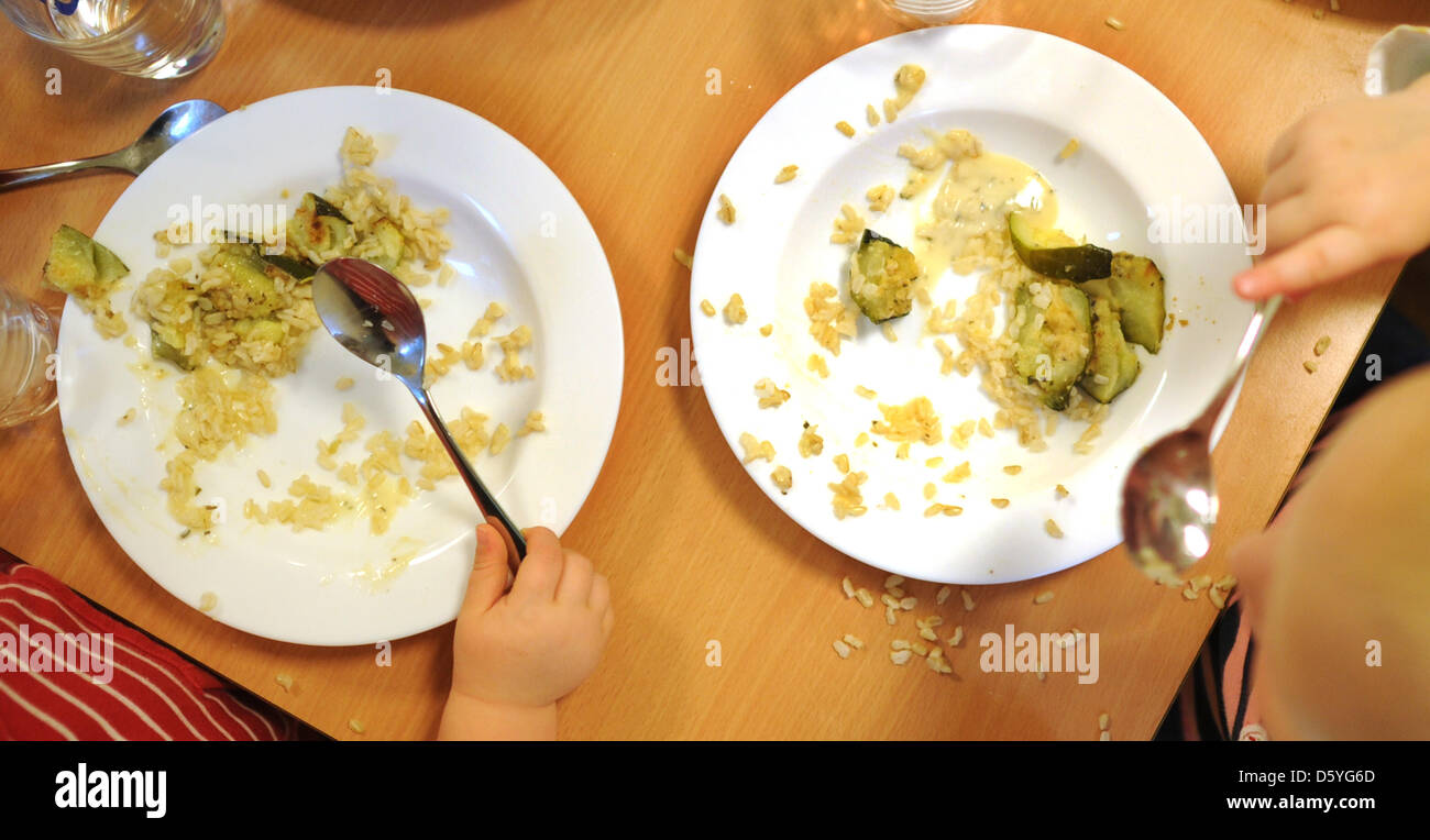 I bambini mangiano il loro organico, pranzo vegetariano da piastre in una scuola materna a Hannover, Germania, 23 ottobre 2012. Pasti organici nella scuola e le scuole materne sono diventati un problema di dibattito pubblico in Germania. Foto: Julian Stratenschulte Foto Stock