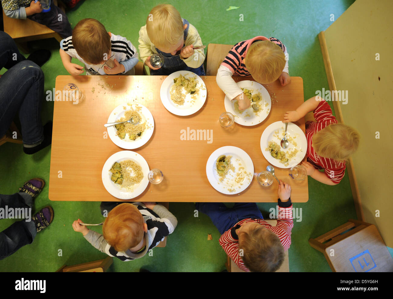 I bambini mangiano il loro organico, pranzo vegetariano da piastre in una scuola materna a Hannover, Germania, 23 ottobre 2012. Pasti organici nella scuola e le scuole materne sono diventati un problema di dibattito pubblico in Germania. Foto: Julian Stratenschulte Foto Stock