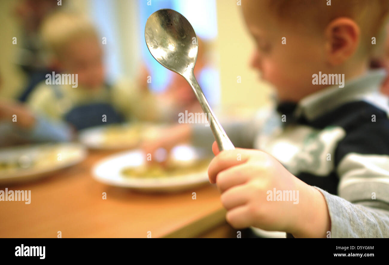 I bambini mangiano il loro organico, pranzo vegetariano da piastre in una scuola materna a Hannover, Germania, 23 ottobre 2012. Pasti organici nella scuola e le scuole materne sono diventati un problema di dibattito pubblico in Germania. Foto: Julian Stratenschulte Foto Stock