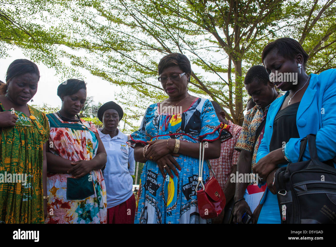 Le donne africane pregando in Camerun Foto Stock