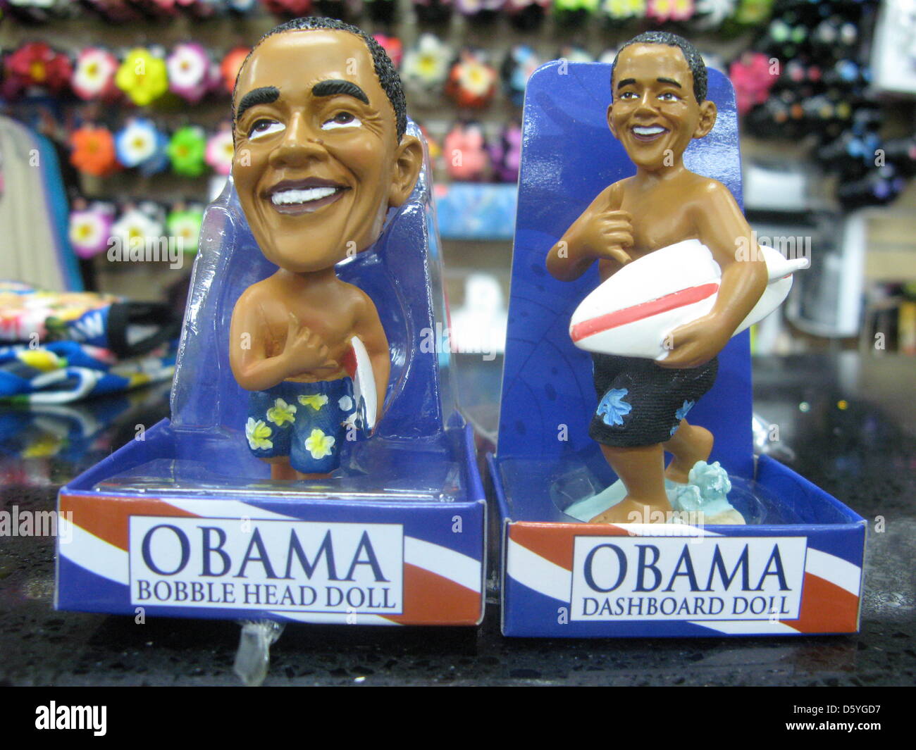 Un bobble testa bambola di Barack Obama è in vendita presso un negozio di souvenir in Kailua alle Hawaii, Stati Uniti d'America, 07 luglio 2012. Obama sarà in grado di relie sull'isola di Hawaii nel presidenziali electionsin Novembre 2012. L'isola di inhabitanst sono orgogliosi di "Barry". Il primo presidente statunitense ot essere nato alle Hawaii restituisca regolarmente per l'isola. Foto: Barbara Munker Foto Stock