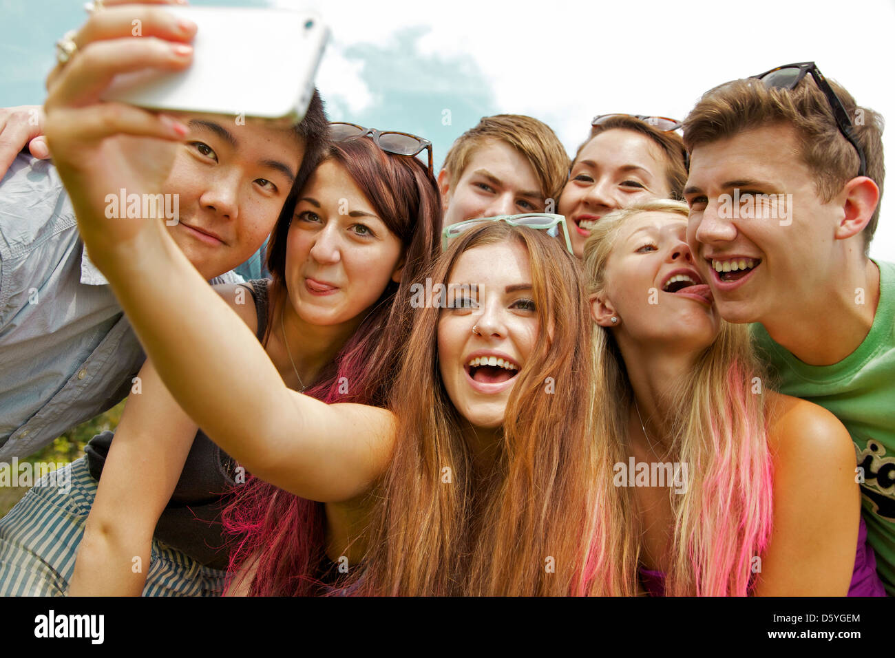 Gruppo di adolescenti tenendo Autoritratto foto al Festival di musica Foto Stock