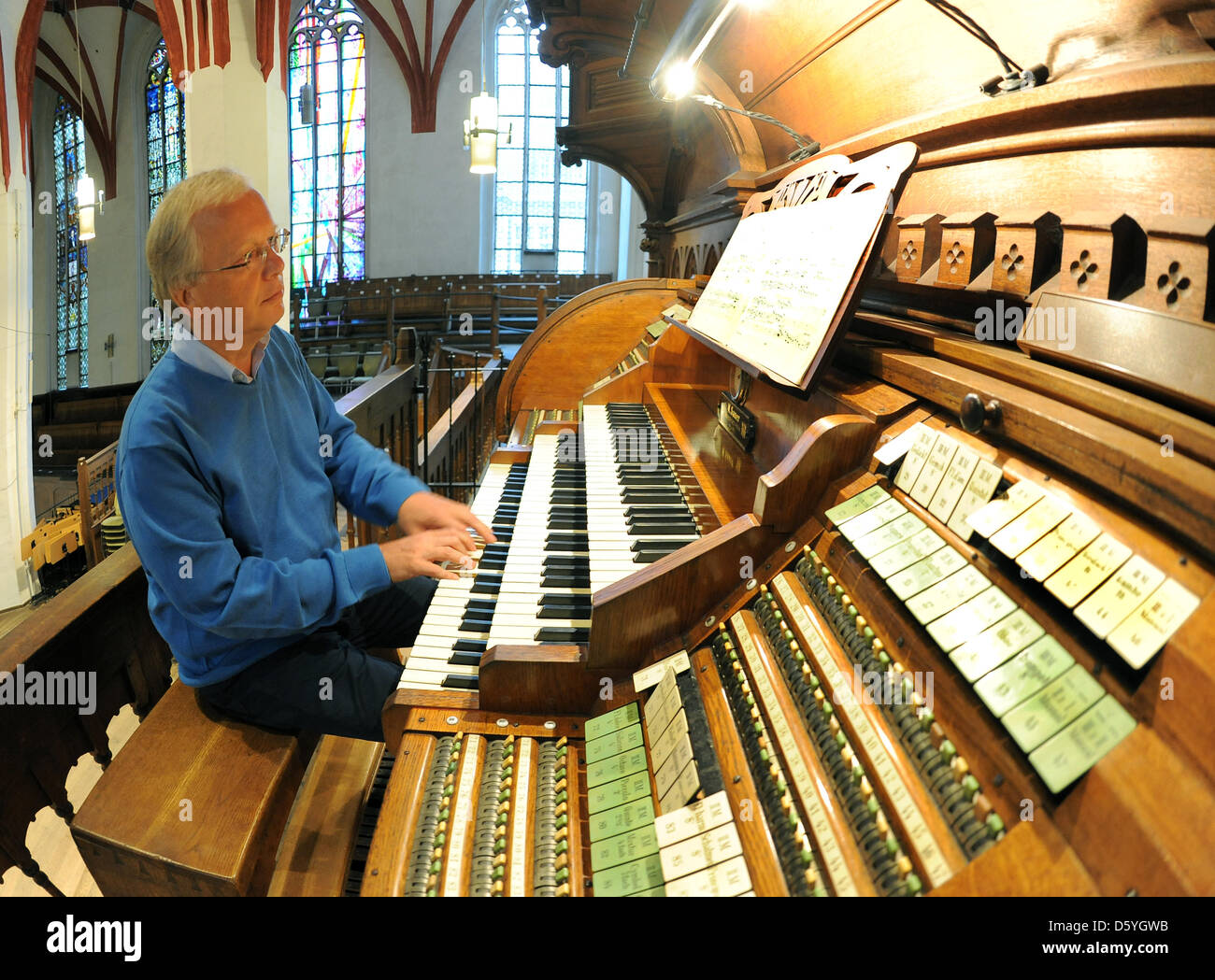 Organista Ullrich Boehme svolge un Sauer-organo dal 1889 presso la Santa  Chiesa di San Tommaso a Lipsia (Germania), 15 ottobre 2012. La chiesa, sede  del famoso ragazzo Thomaner il coro e l'ultimo