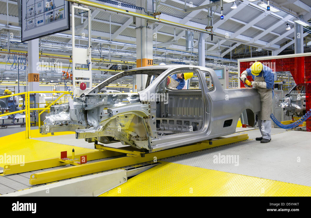 Un handout foto mostra la produzione presso lo stabilimento della Volkswagen in San Bernardo do Compo, Brasile, 23 ottobre 2012. Foto: FRISO GENTSCH Foto Stock