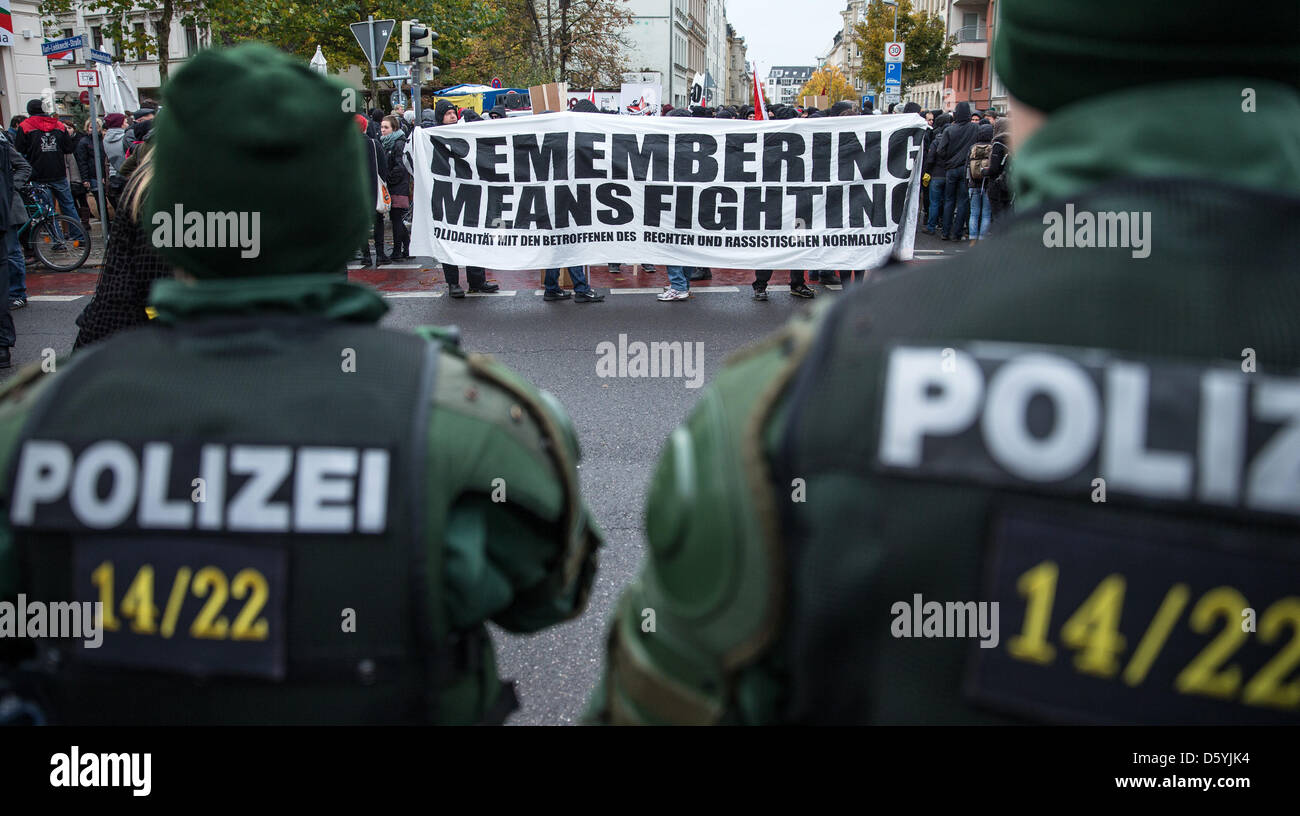 La polizia fissare una dimostrazione nel corso della Germania-ampia campagna "Il razzismo uccide" nel centro della città di Lipsia, Germania, 27 ottobre 2012. Diverse centinaia di manifestanti hanno preso parte alle azioni contro la violenza e il razzismo. Foto: OLIVER KILLIG Foto Stock