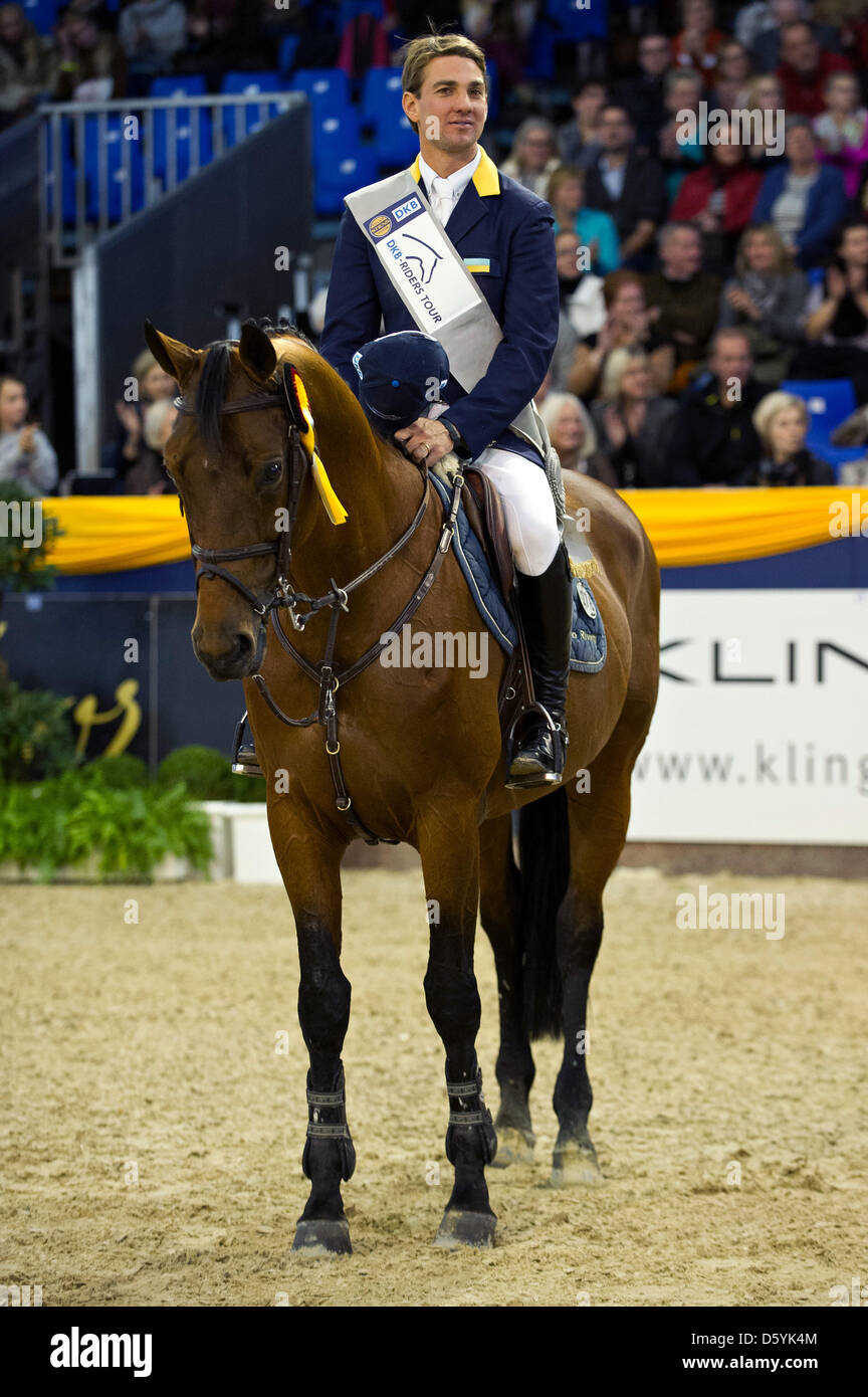 Il brasiliano nato equestrian Cassio rivetti dell'Ucraina si trova sul Signore se de Chalusse come frequenta la cerimonia di presentazione della International Show Jumping Grand Prix DKB Riders Tour di Hannover, Germania, 28 ottobre 2012. Cassio Rivetti ha terminato al secondo posto. Foto: EMILY WABITSCH Foto Stock