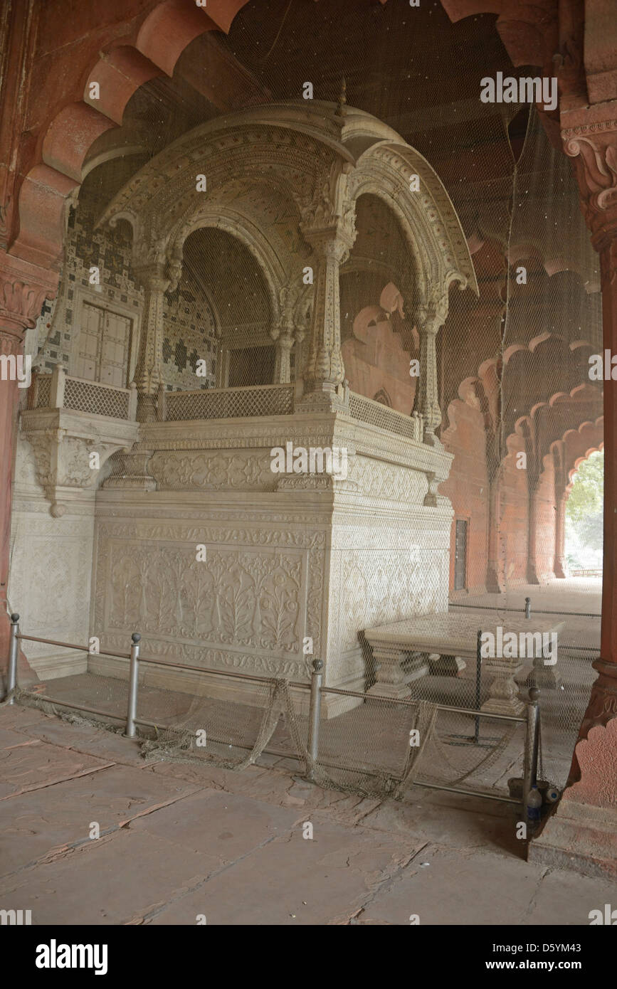 Il trono baldacchino in la Diwan-i-Aam o la sala delle udienze pubbliche nella Red Fort, la Vecchia Delhi, India. Foto Stock
