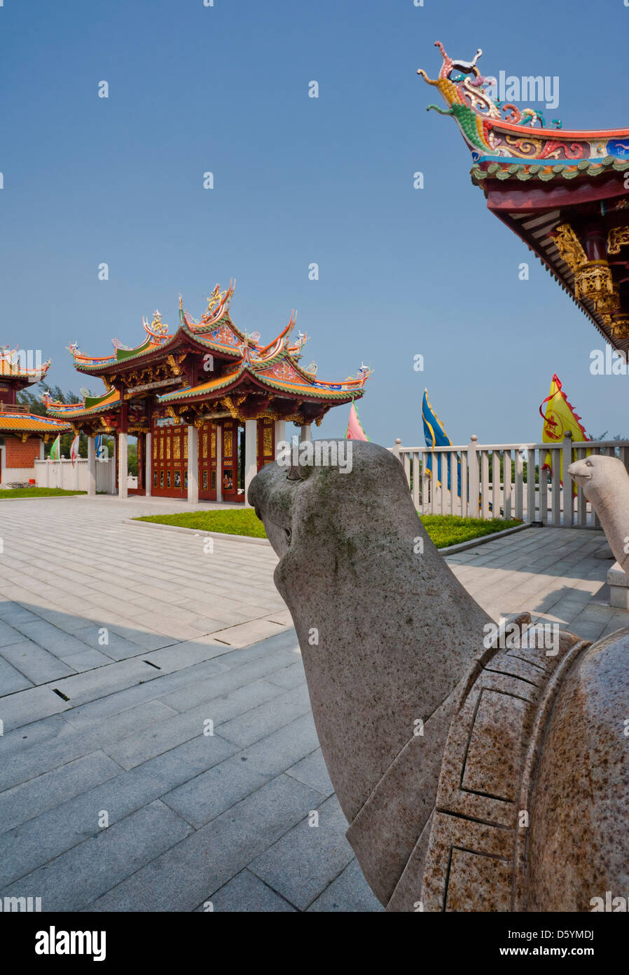 Cina, Macao, Coloane Island, A-Ma il villaggio culturale su Alto de Coloane, sculture di tartaruga alla porta del Palazzo Tian-Hou Foto Stock