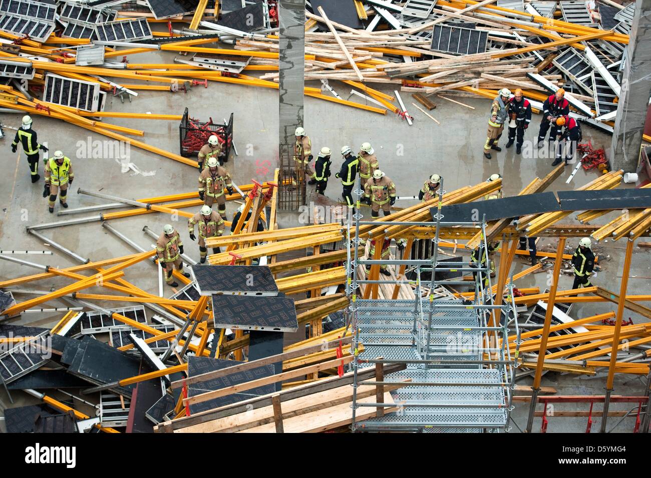 Una struttura è collassato sul sito di costruzione per il centro commerciale a Leipziger Platz 12 a Berlino (Germania), 30 ottobre 2012. Circa mille metri quadrati è collassato durante la costruzione. Il dipartimento dei vigili del fuoco è segnalato numerosi feriti. Foto: ROBERT SCHLESINGER Foto Stock