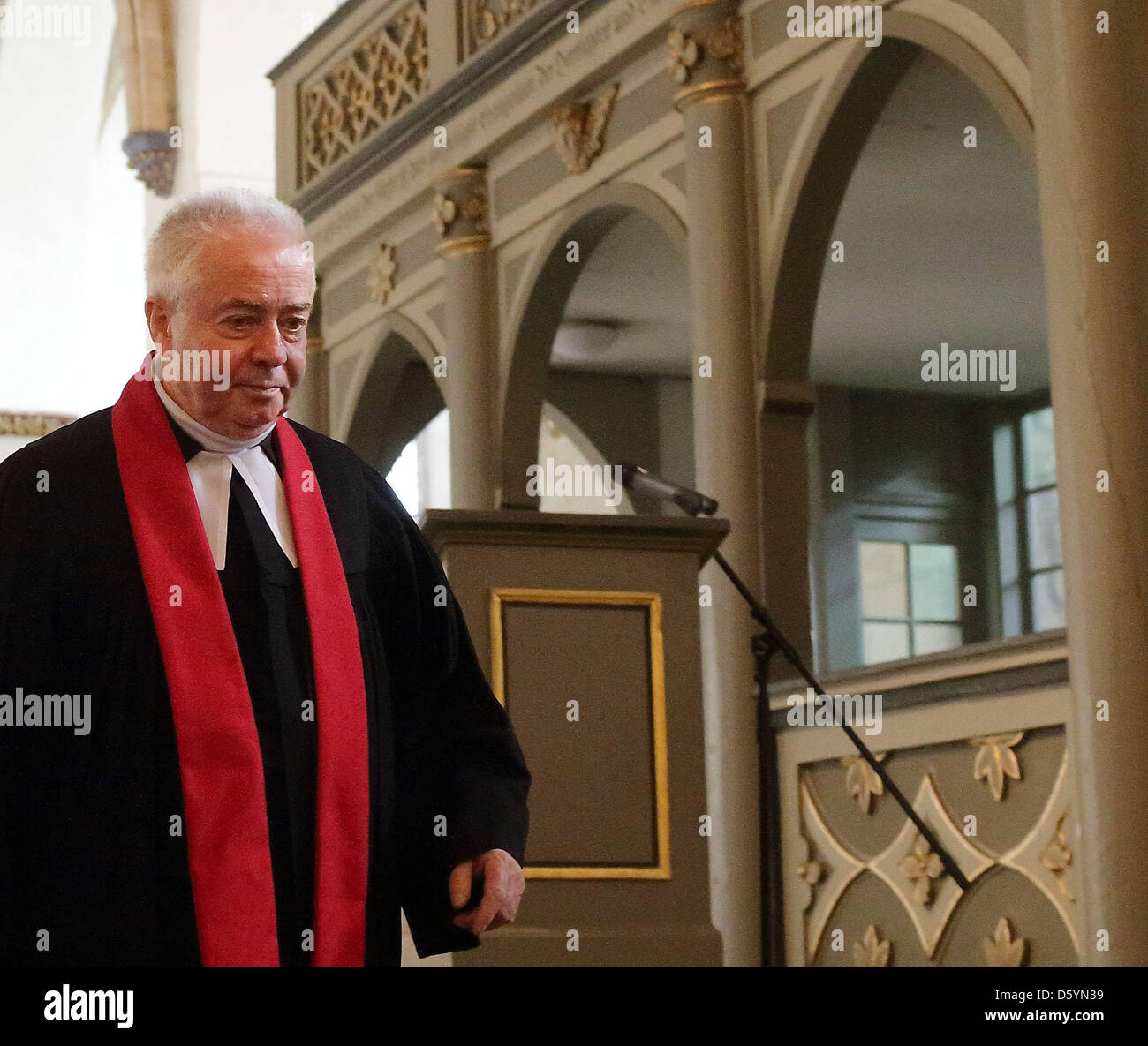 Ex pastore della chiesa di San Nicola, Christian Fuehrer visto dopo una messa per celebrare il Giorno della Riforma presso la chiesa di Saint Mary a Wittenberg (Germania), 31 ottobre 2012. Martin Lutero (1483-1546) è detto di avere inchiodato il suo 95 tesi contro la vendita delle indulgenze sulla porta della chiesa il 31 ottobre 1517. Questo atto è considerato come l'inizio della riforma a livello mondiale della Chiesa. P Foto Stock