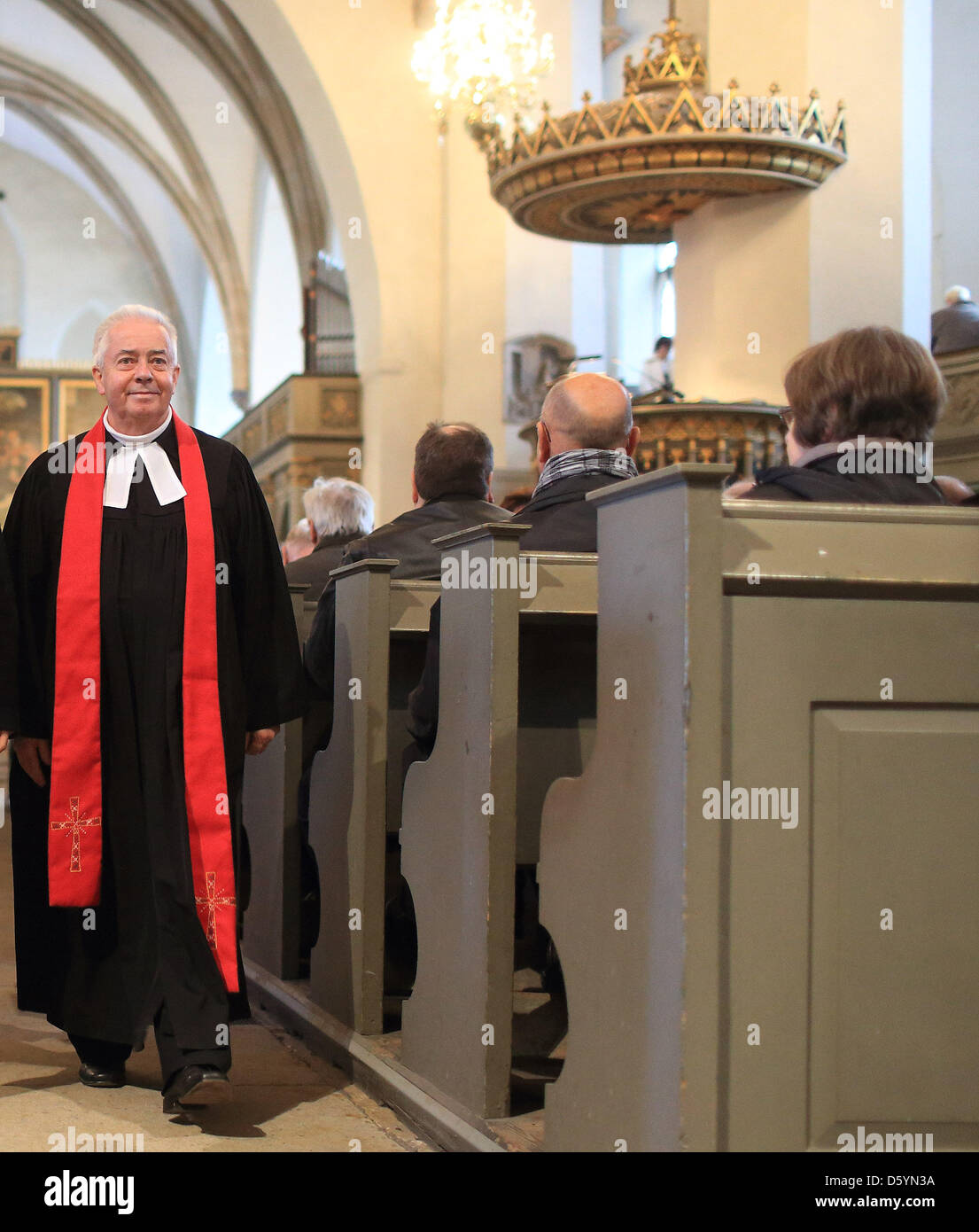 Ex pastore della chiesa di San Nicola a Lipsia, Christian Fuehrer visto dopo una messa per celebrare il Giorno della Riforma presso la chiesa di Saint Mary a Wittenberg (Germania), 31 ottobre 2012. Martin Lutero (1483-1546) è detto di avere inchiodato il suo 95 tesi contro la vendita delle indulgenze sulla porta della chiesa il 31 ottobre 1517. Questo atto è considerato come l'inizio di tutto il mondo la riformazione di th Foto Stock