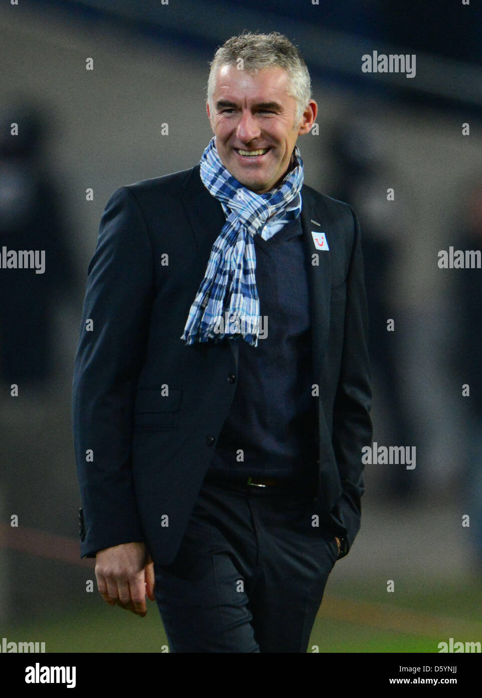 Hannover è capo allenatore Mirko Slomka sorride dopo il tedesco coppa DFB 2. round partita di Calcio Hannover 96 vs Dinamo Dresden a AWD Arena di Hannover, Germania, 31 ottobre 2012. La partita è finita 4:3 dopo le sanzioni. Foto: Peter Steffen Foto Stock