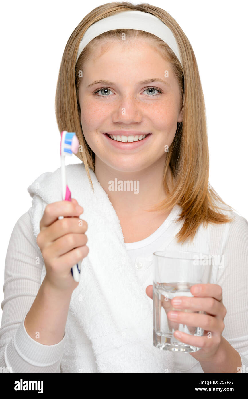 Giovane ragazza con uno spazzolino da denti il vetro di acqua la spazzolatura dei denti Foto Stock
