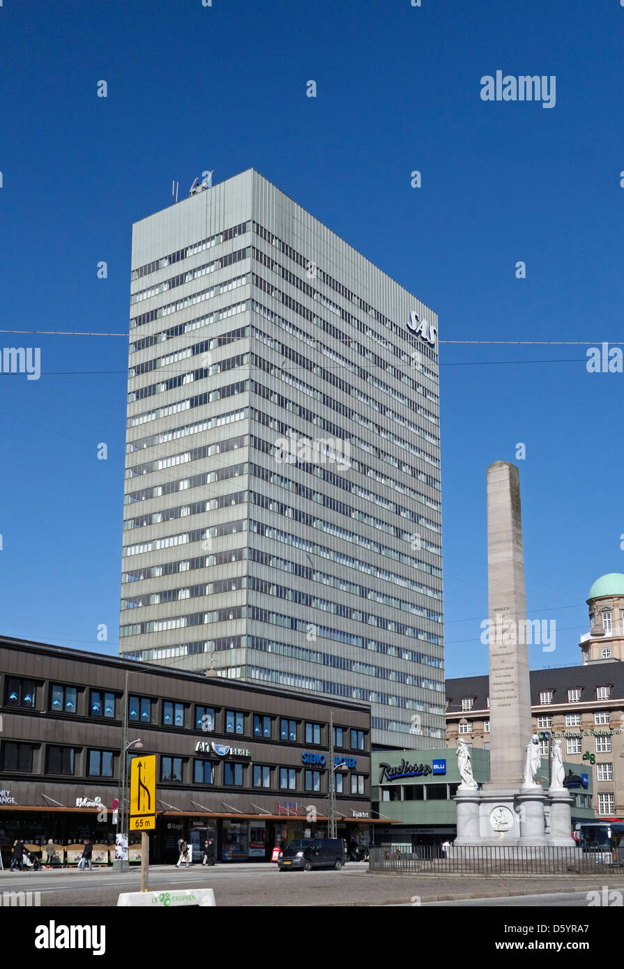 La colonna della libertà o Liberty Memorial in Vesterbrogade Copenhagen DANIMARCA dirige anche il Radisson Blu Royal Hotel Foto Stock