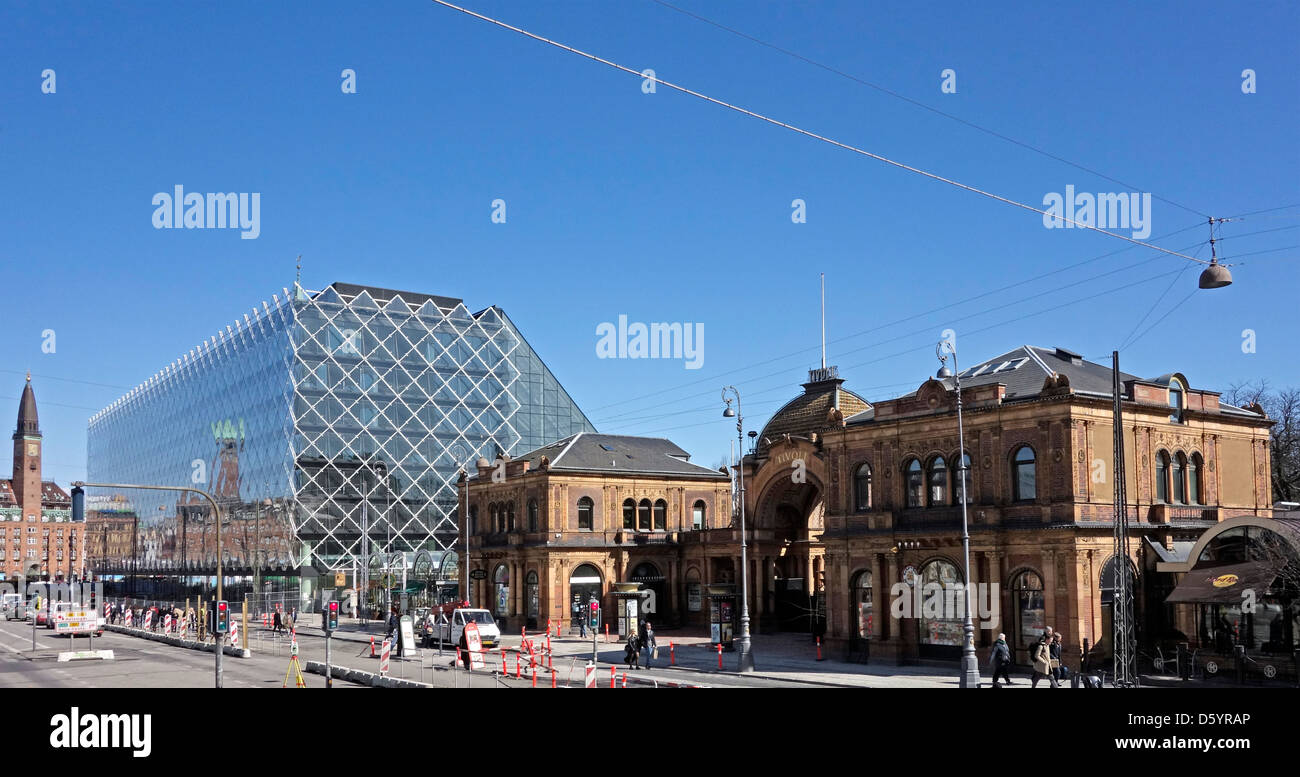 I nuovi convertiti Industriens Hus con nuovo rivestimento di vetro accanto a Tivoli entrata principale su Vesterbrogade in Copenhagen DANIMARCA Foto Stock
