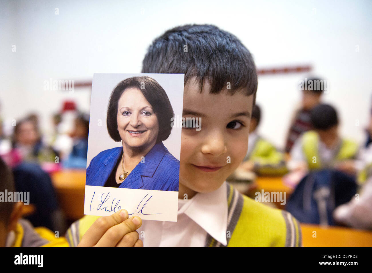 A scuola i bambini posano con autografi del ministro tedesco della giustizia Sabine Leutheusser-Schnarrenberger durante la sua visita a una scuola per i bambini rifugiati dalla Siria nel Gaziantep, Turchia, 1 novembre 2012. Il ministro in visita in Turchia per quattro giorni. Foto: Maurizio Gambarini Foto Stock