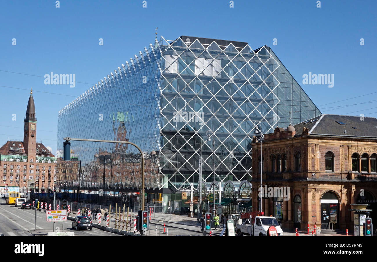 I nuovi convertiti Industriens Hus con nuovo rivestimento di vetro accanto a Tivoli entrata principale su Vesterbrogade in Copenhagen DANIMARCA Foto Stock