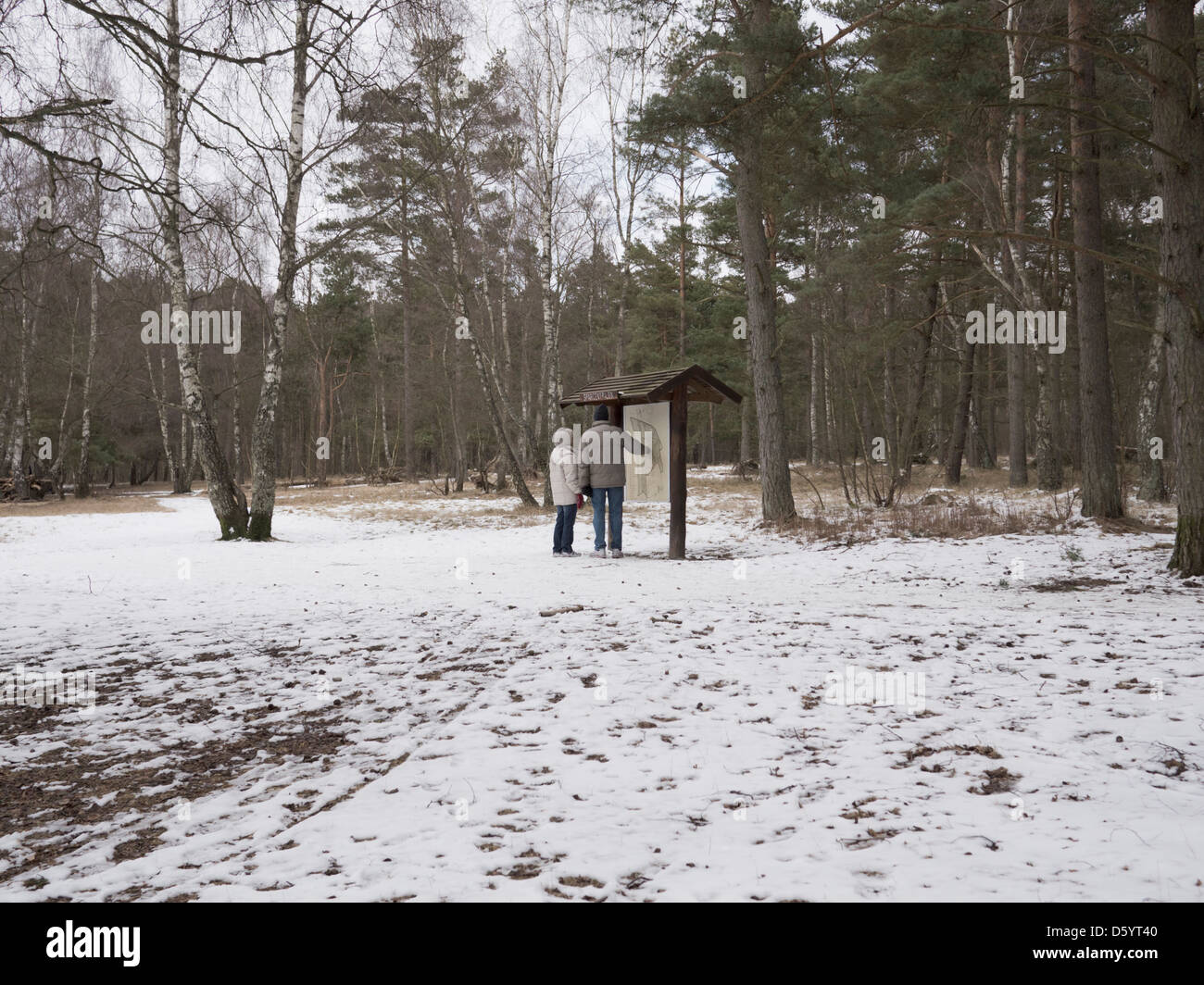 Due persone alla ricerca di una mappa in una riserva naturale. Per solo uso editoriale. Foto Stock