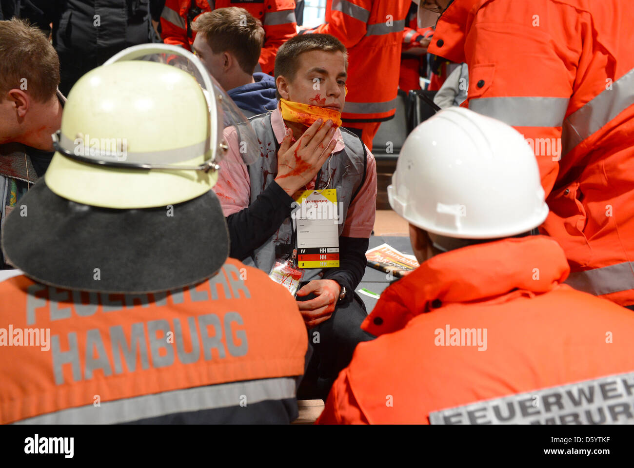 Lavoratori di emergenza dei vigili del fuoco di Amburgo sono illustrati nel corso di una prova per i casi di emergenza a un terminale dell'aeroporto di Amburgo, Germania, 3 novembre 2012. 550 lavoratori di emergenza e gli attori di volontariato rhearsed secondo la sicurezza internazionale regolamenti per il possibile caso di emergenza. Amburgo di polizia, vigili del fuoco e la polizia federale ha preso parte al rehearsa Foto Stock