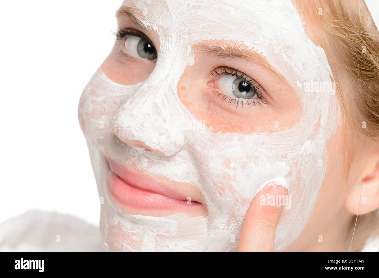 Giovane ragazza sorridente applicando per la pulizia del viso Trattamento maschera di bellezza Foto Stock
