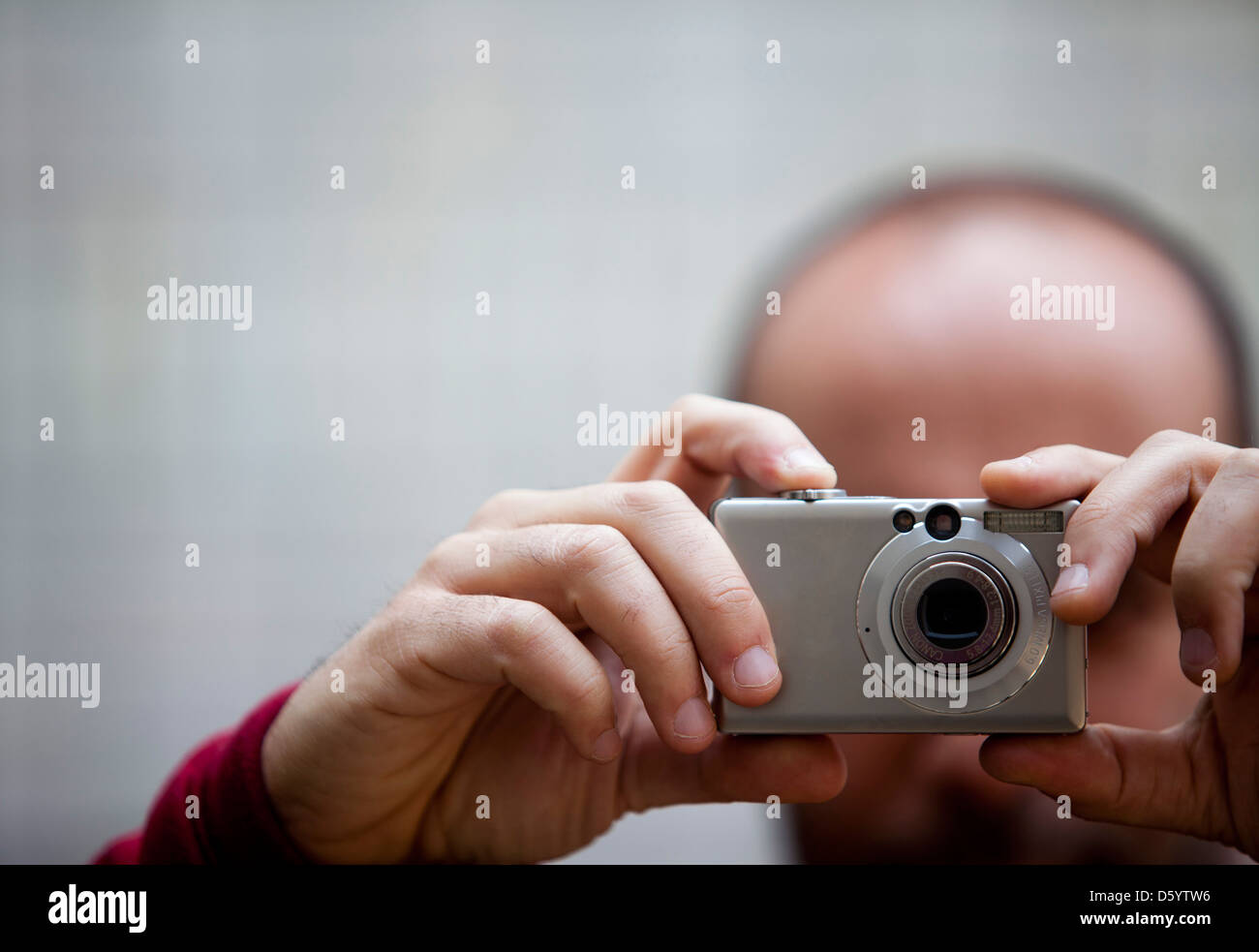 Uomo di prendere una fotografia, vista da vicino Foto Stock