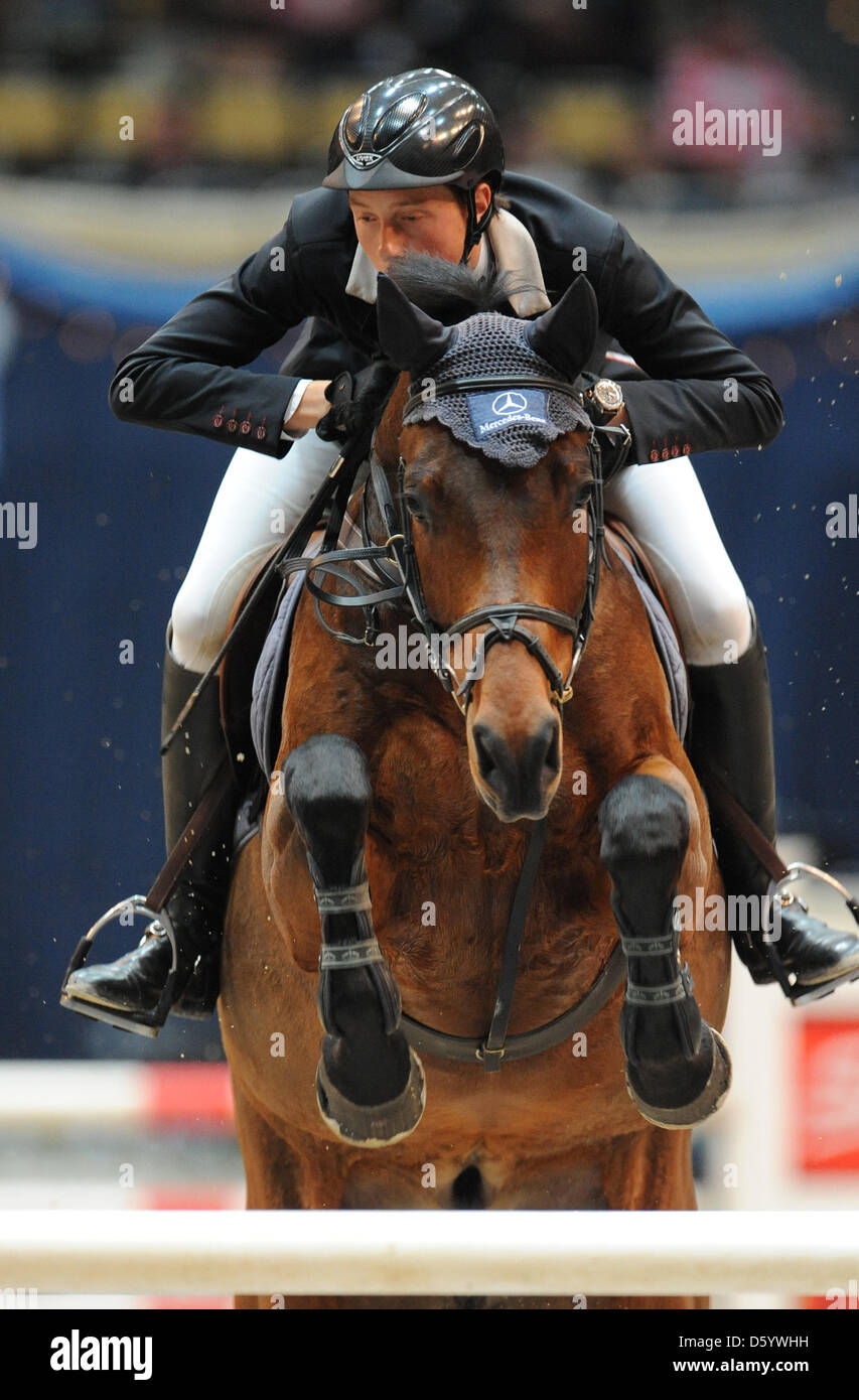 Svizzera di Martin Fuchs sul futuro di PSG salta sopra un ostacolo durante le coppe d'oro show jumping caso di Monaco di Baviera in interni International Horse Show a Olympiahalle a Monaco di Baviera, Germania, 03 novembre 2012. Fuchs ha terminato al secondo posto. Foto: ANDREAS GEBERT Foto Stock