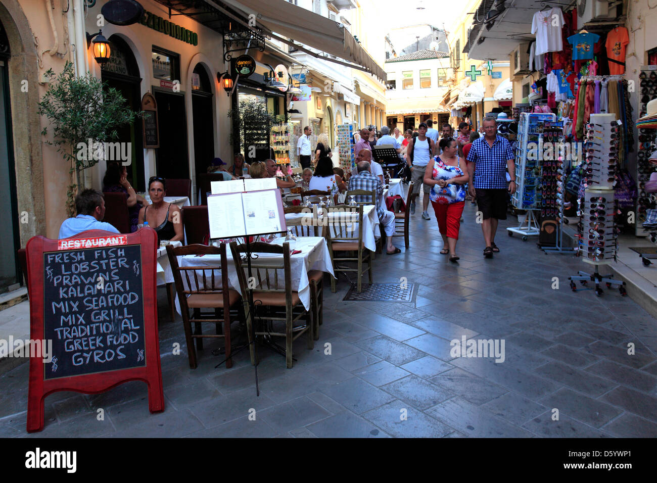 Negozi turistici nel quartiere ebraico e la città di Corfù, l'isola di Corfù, Grecia, Europa Foto Stock