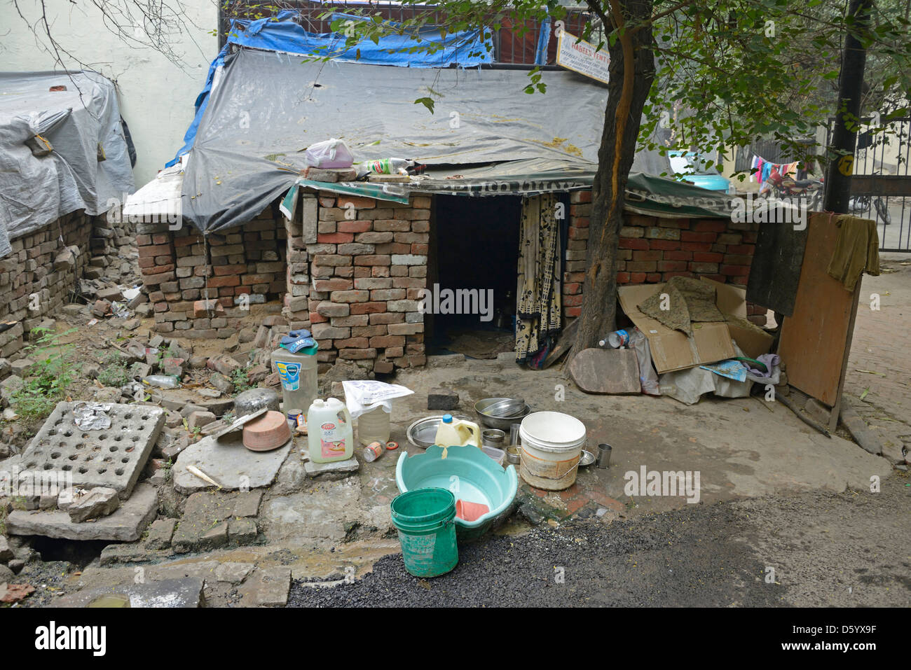 Casa di famiglia improvvisata di un impiegato di lavanderia in una strada laterale di Nuova Delhi in India Foto Stock