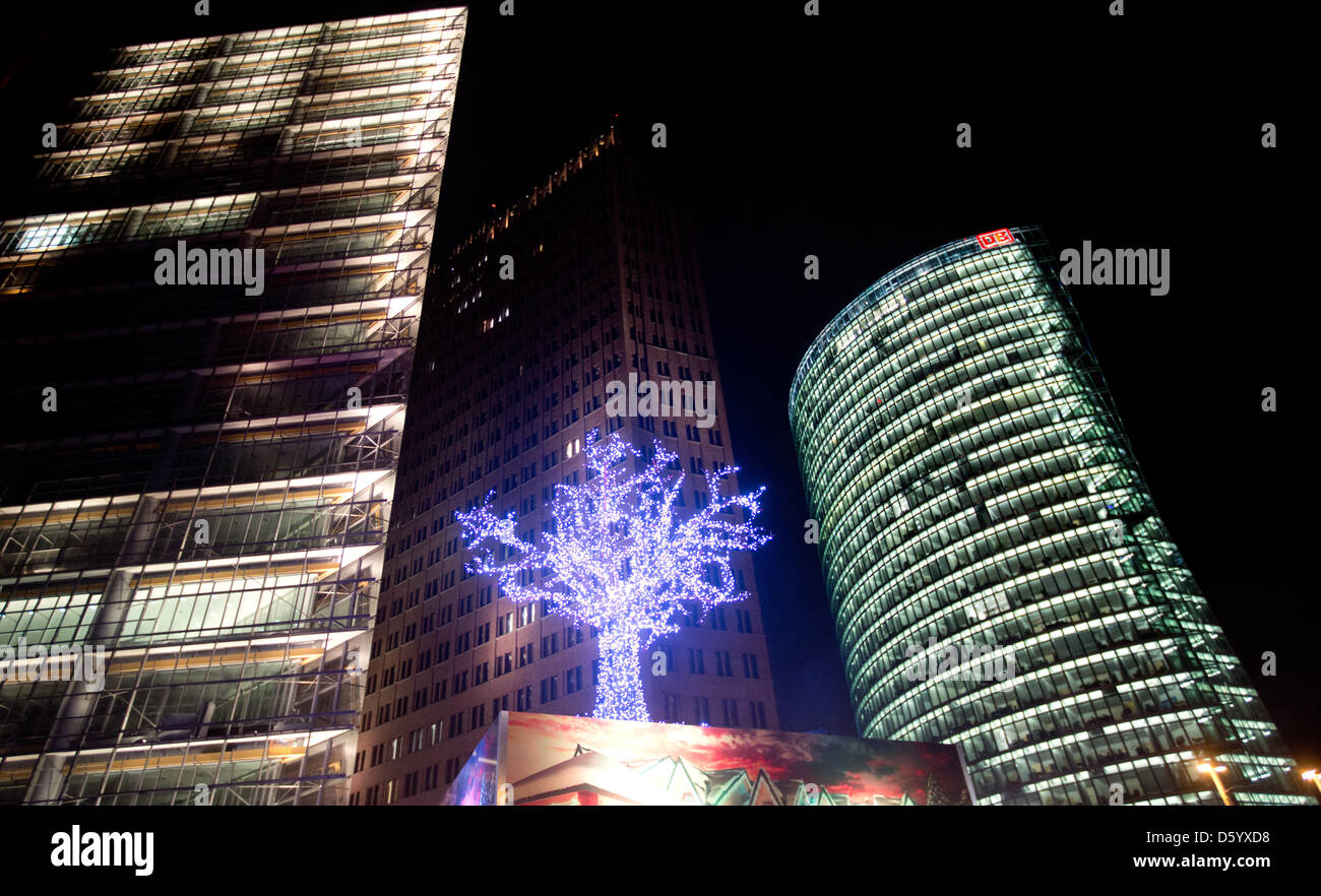 Un albero illuminato è situato sulla sommità di una cabina del mercato invernale a Potsdamer Platz a Berlino, Germania, 03 novembre 2012. Il mercato invernale offre ai visitatori un vin brulé, il bratwurst e chairoplanes. Foto: Kay Nietfeld Foto Stock