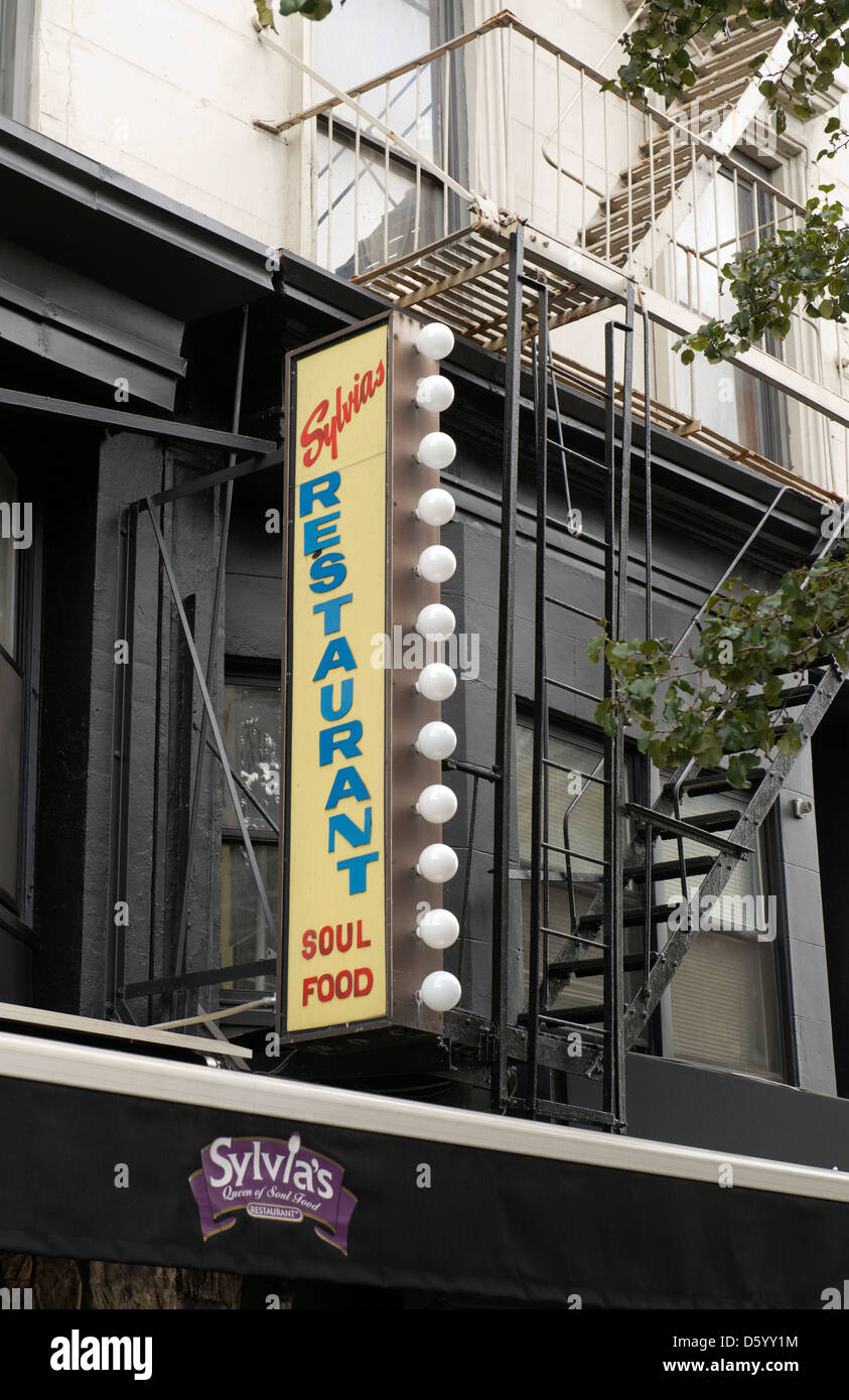 Cartello fuori Sylvia è un ristorante dove servono la Soul food. Foto Stock