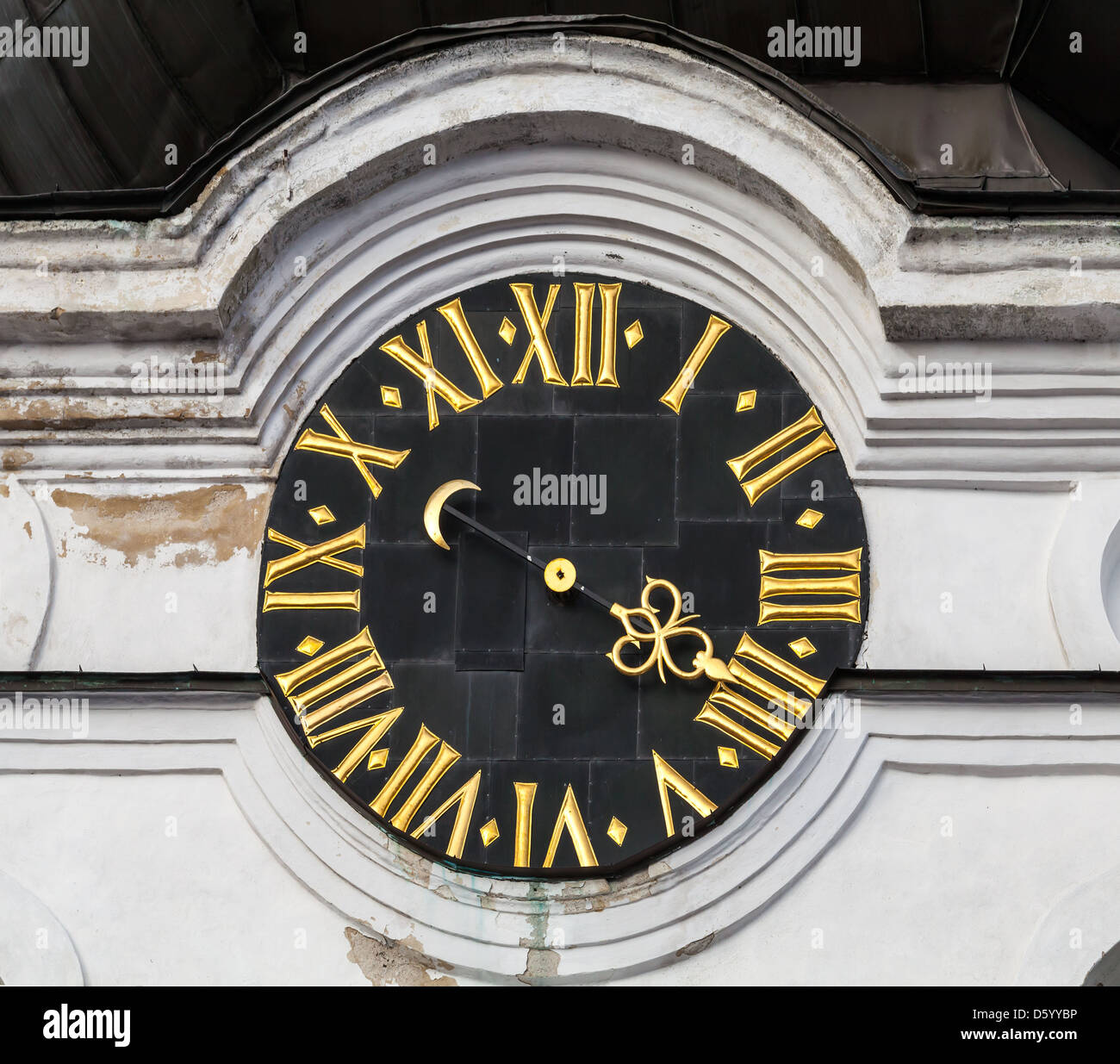 Vintage torre con orologio con numeri romani sulla chiesa bianca parete nella parte vecchia di Tallinn, Estonia Foto Stock