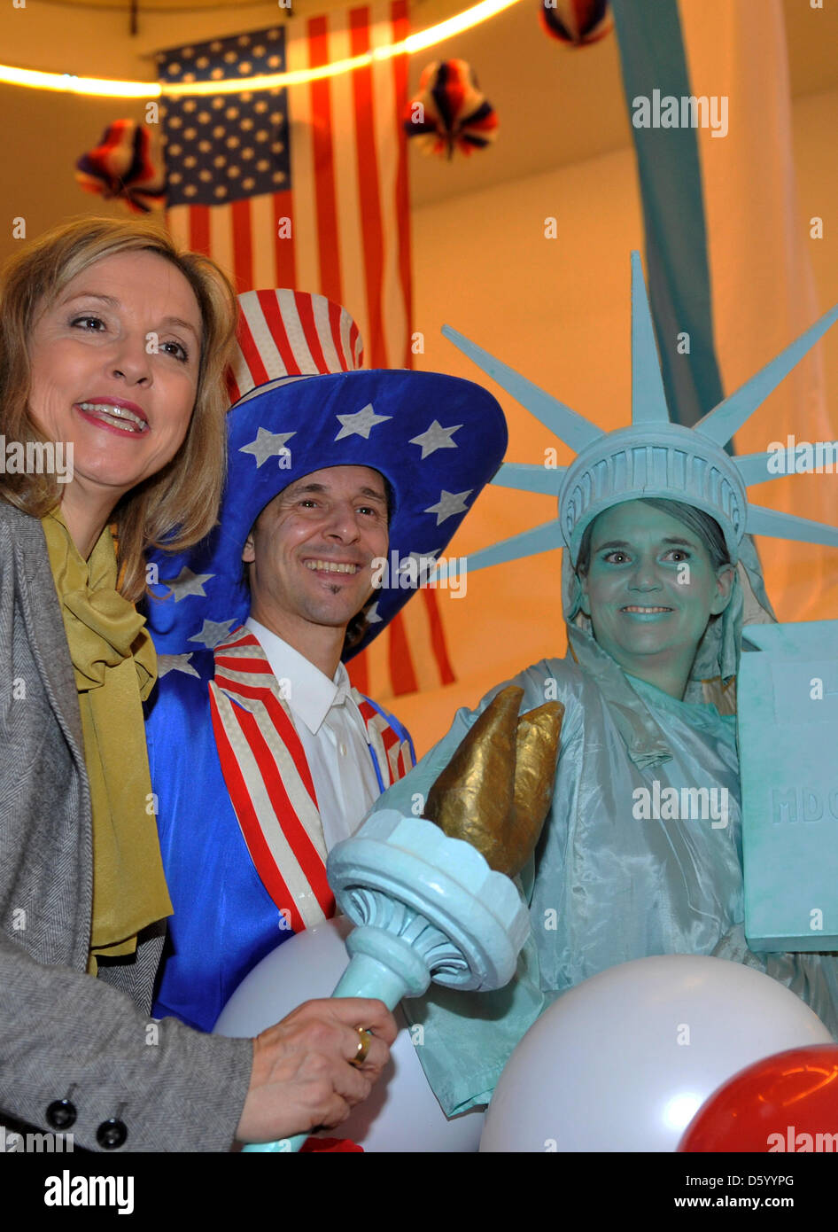 Il Ministro bavarese di giustizia Beate Merk pone con stilt artisti vestito come Satue di libertà e lo zio Sam come essi partecipare ad un evento di festa per le elezioni presidenziali americane 2012 presso la Casa America a Monaco di Baviera, Germania, 06 novembre 2012. Foto: Frank Leonhardt Foto Stock