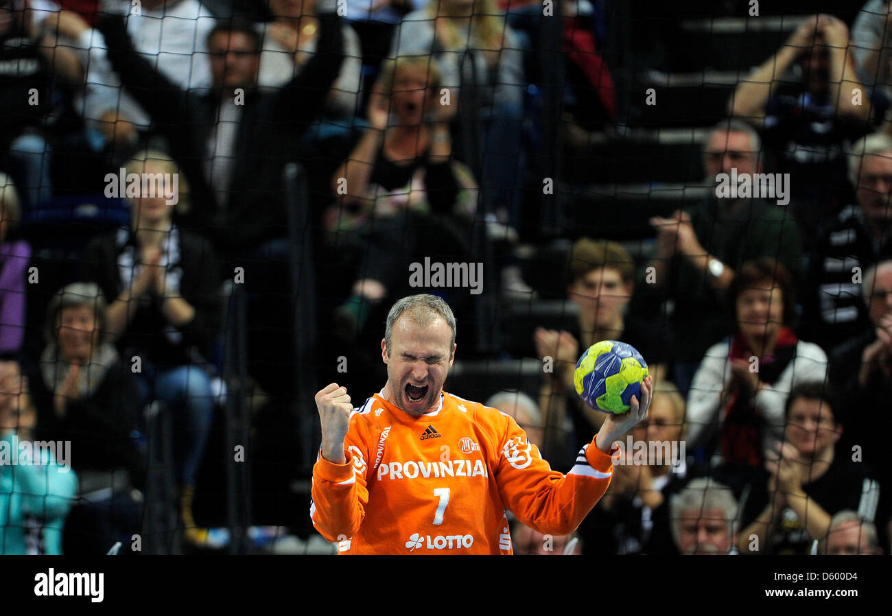 Kiehl's keeper Thierry Omeyer cheers durante un handball Bundesliga match tra THW Kiel e SG Flensburg-Handewitt a Sparkassen Arena in Kiel, Germania, 7 novembre 2012. Foto: Axel Heimken Foto Stock