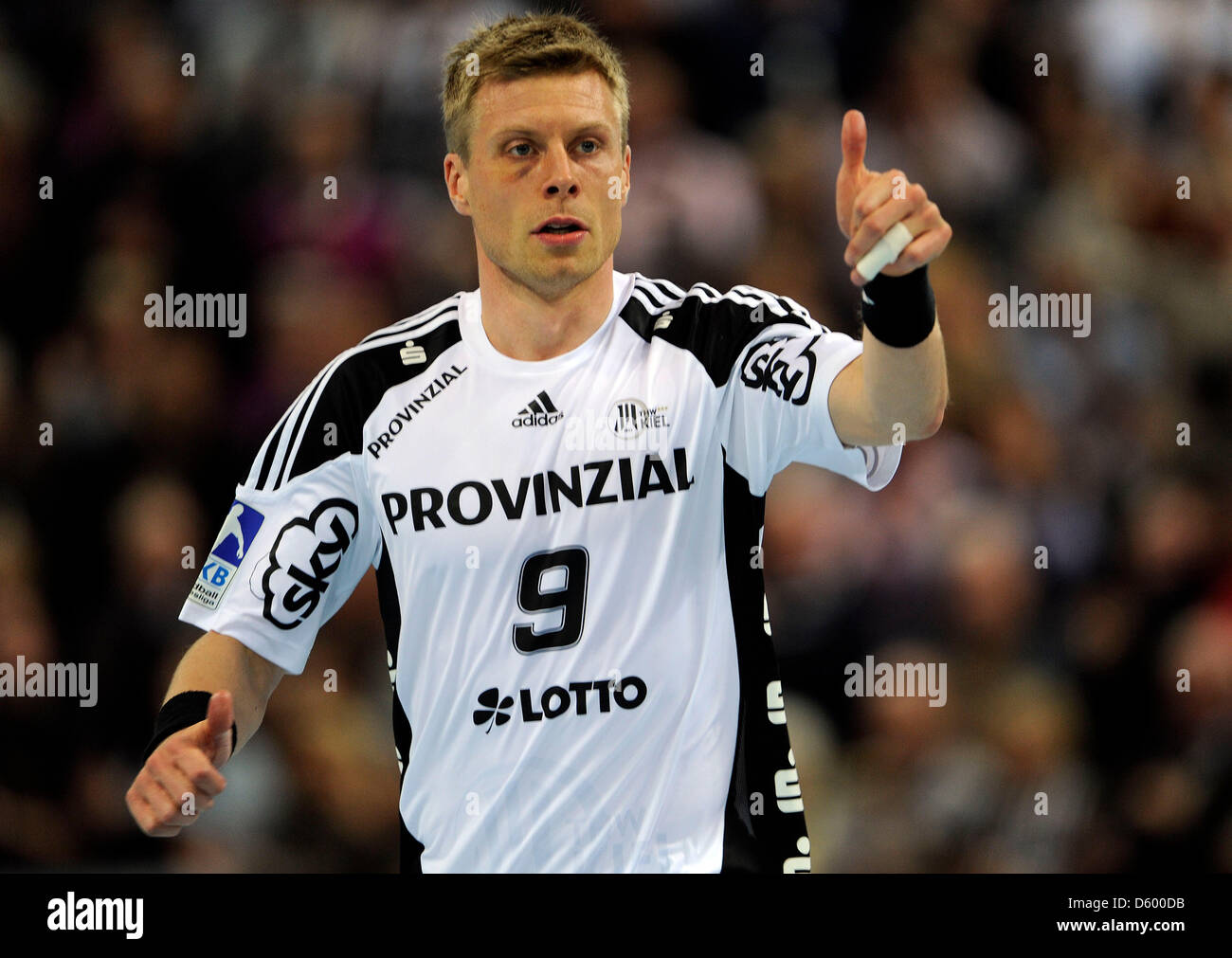 Kiehl's Gudjon Valur Sigudrsson cheers dopo Kiehl vince un handball Bundesliga match tra THW Kiel e SG Flensburg-Handewitt a Sparkassen Arena in Kiel, Germania, 7 novembre 2012. Foto: Axel Heimken Foto Stock