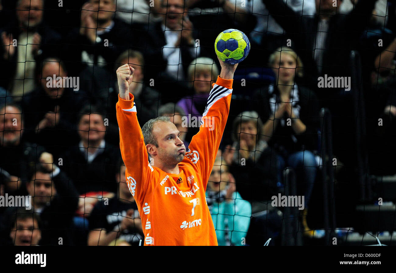 Kiehl's keeper Thierry Omeyer cheers durante un handball Bundesliga match tra THW Kiel e SG Flensburg-Handewitt a Sparkassen Arena in Kiel, Germania, 7 novembre 2012. La partita è finita da 34:27. Foto: Axel Heimken Foto Stock