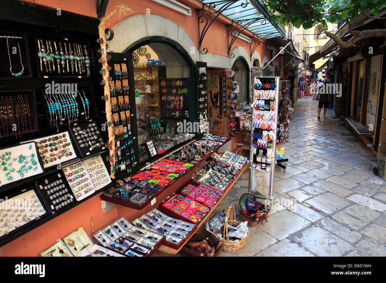 Negozi turistici nel quartiere ebraico e la città di Corfù, l'isola di Corfù, Grecia, Europa Foto Stock