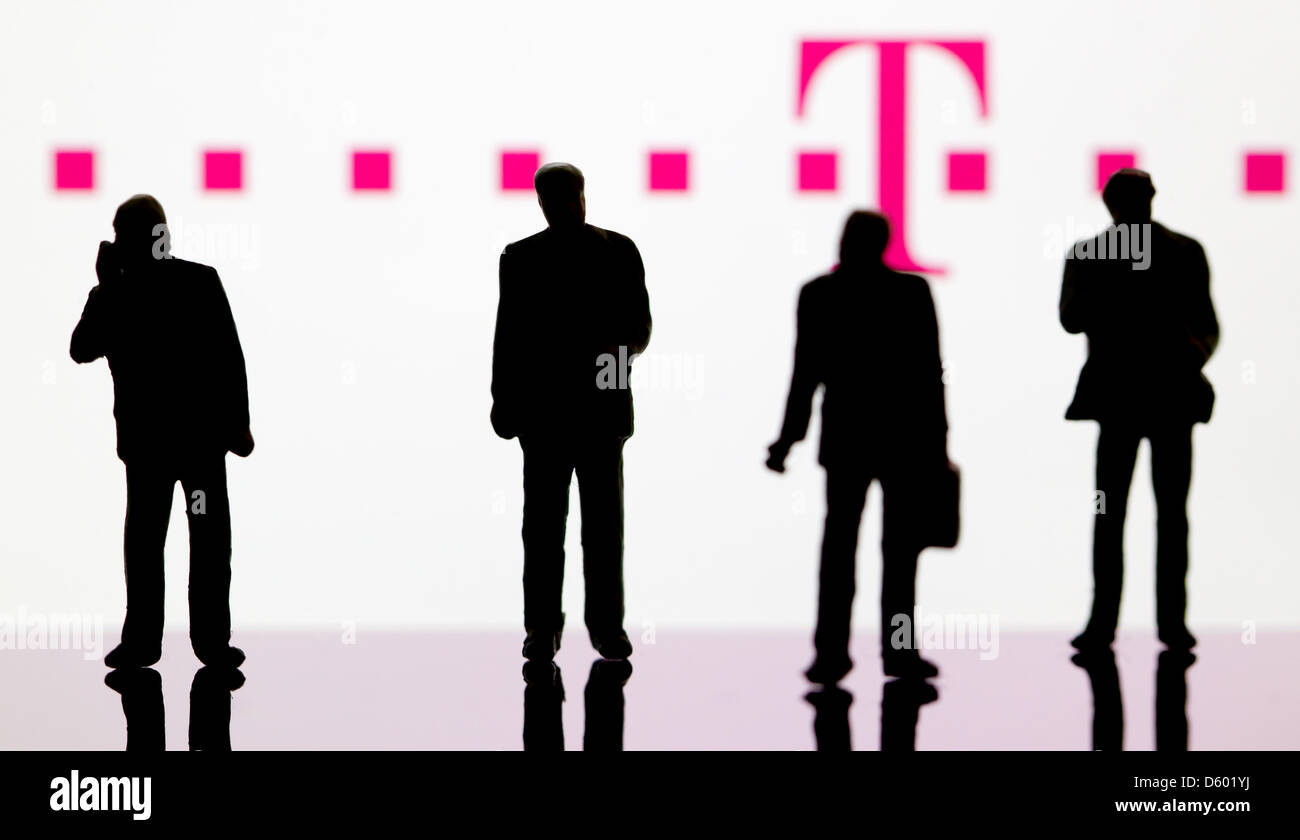 (Illustrazione) Una illustrazione datata 09 novembre 2012 mostra piccole figure di plastica nella parte anteriore del logo della società DAX: Telekom a Berlino, Germania, 09 novembre 2012. Foto: Sven Hoppe Foto Stock