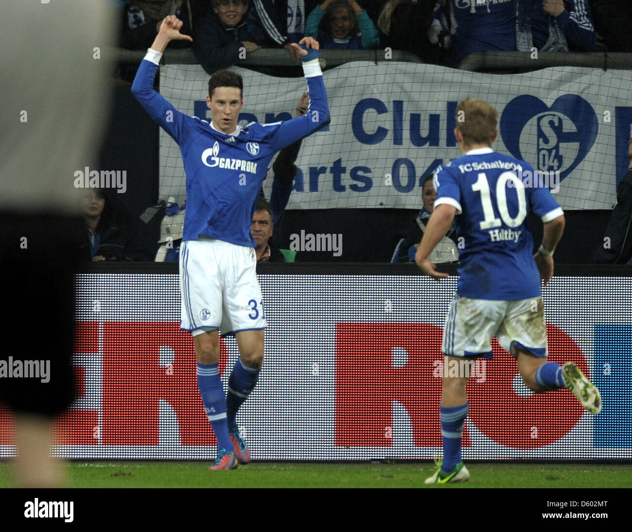 Schalke di Julian Draxler (L) celebra il suo obiettivo 2-1 con Lewis Holtby durante la Bundesliga tedesca match tra FC Schalke 04 e SV Werder Bremen a Veltins-Arena a Gelsenkirchen, Germania, 10 novembre 2012. Foto: Daniel Naupold (ATTENZIONE: embargo condizioni! Il DFL permette l'ulteriore utilizzazione di fino a 15 foto (solo n. sequntial immagini o video-simili serie di pic Foto Stock