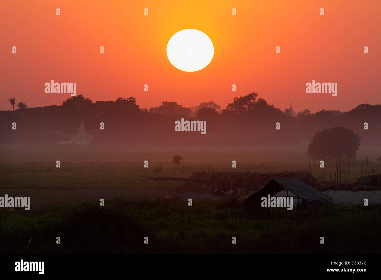 Tramonto spettacolare su risaie e pagode, visto da U Bein ponte in teak, Myanmar 1 Foto Stock