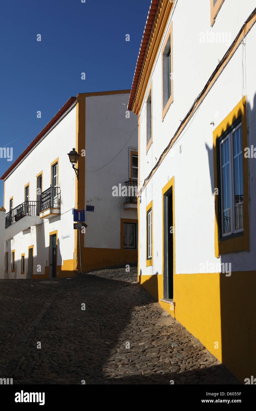 Le sue case dipinte di bianco con bordi verniciati, tipico di architettura regionale dell'Alentejo, in Portogallo. Foto Stock