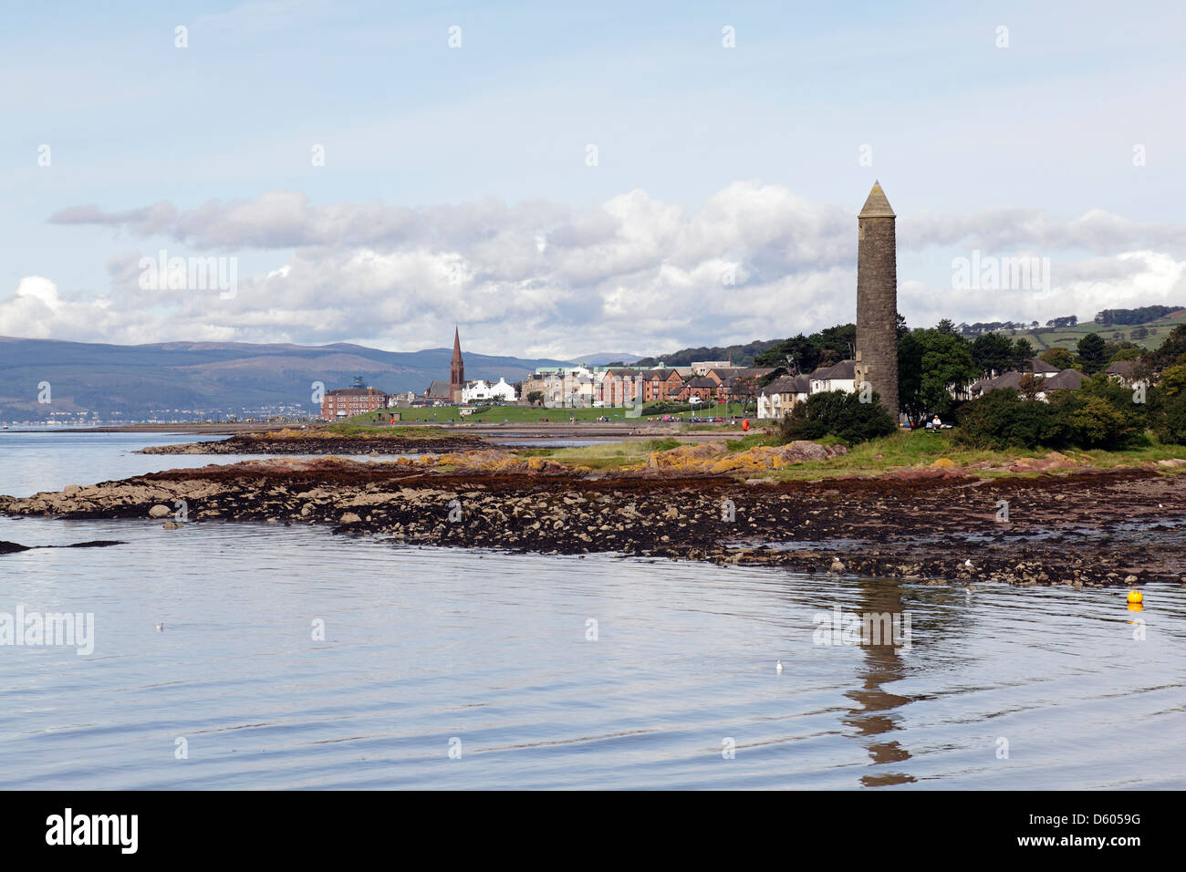 Vista a nord verso la città balneare di Largs sul Firth of Clyde nel Nord Ayshire, Scozia, Regno Unito Foto Stock