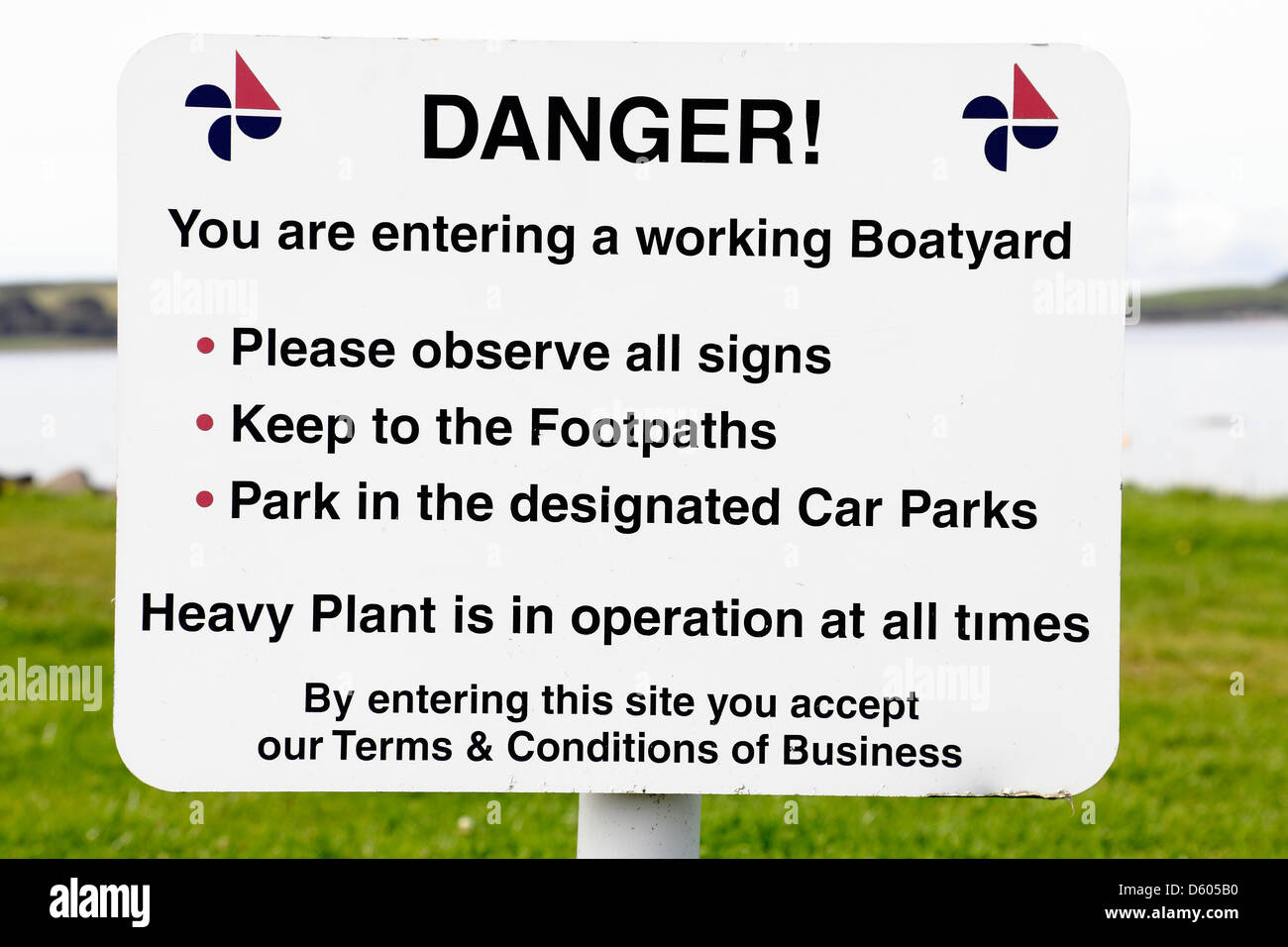 Un cartello di avvertimento pericolo a Largs Marina Working Boatyard, North Ayrshire, Scotland, UK Foto Stock
