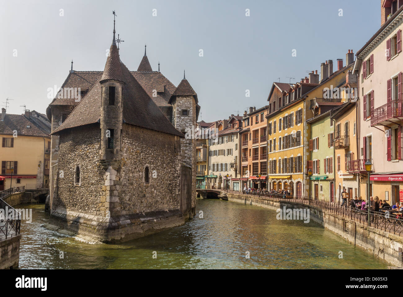 Francia Alta Savoia Annecy, la città vecchia e il Palais de l'Ile & Fiume Thiou Foto Stock