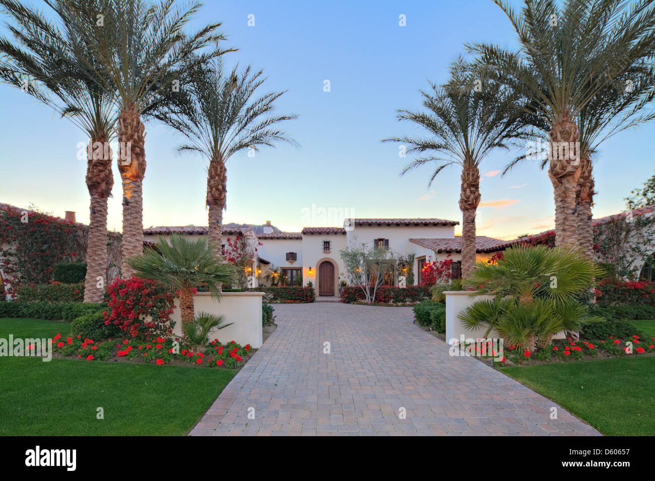 Ingresso anteriore facciata della villa di lusso Foto Stock