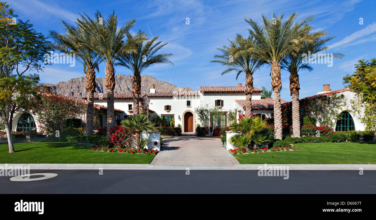 Ingresso anteriore facciata della villa di lusso Foto Stock