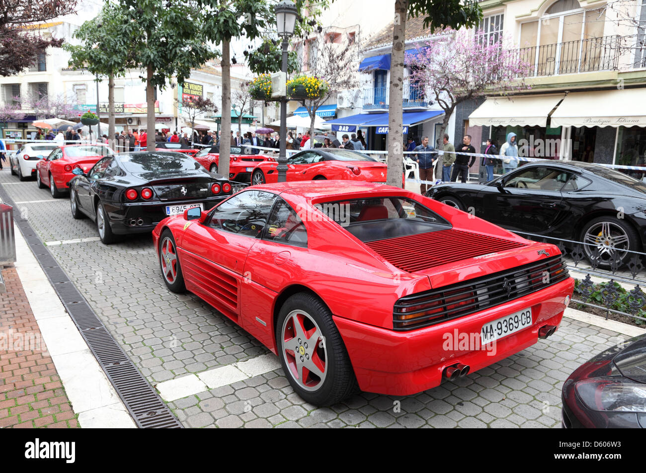 Ferrari supercars parcheggiato in strada di Estepona, Andalusia Spagna Foto Stock