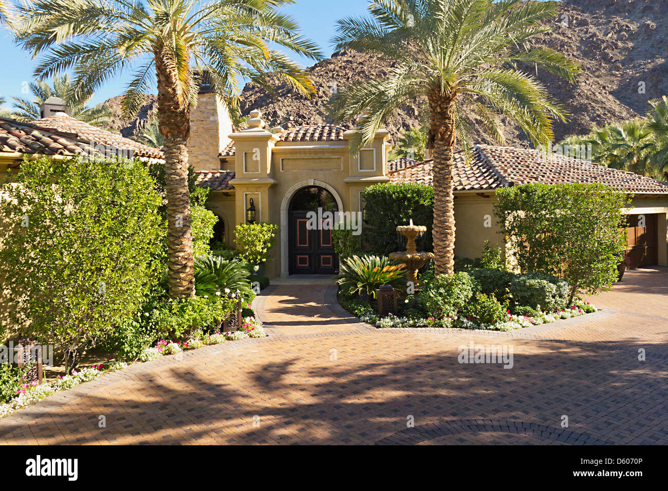 Ingresso anteriore facciata della villa di lusso Foto Stock