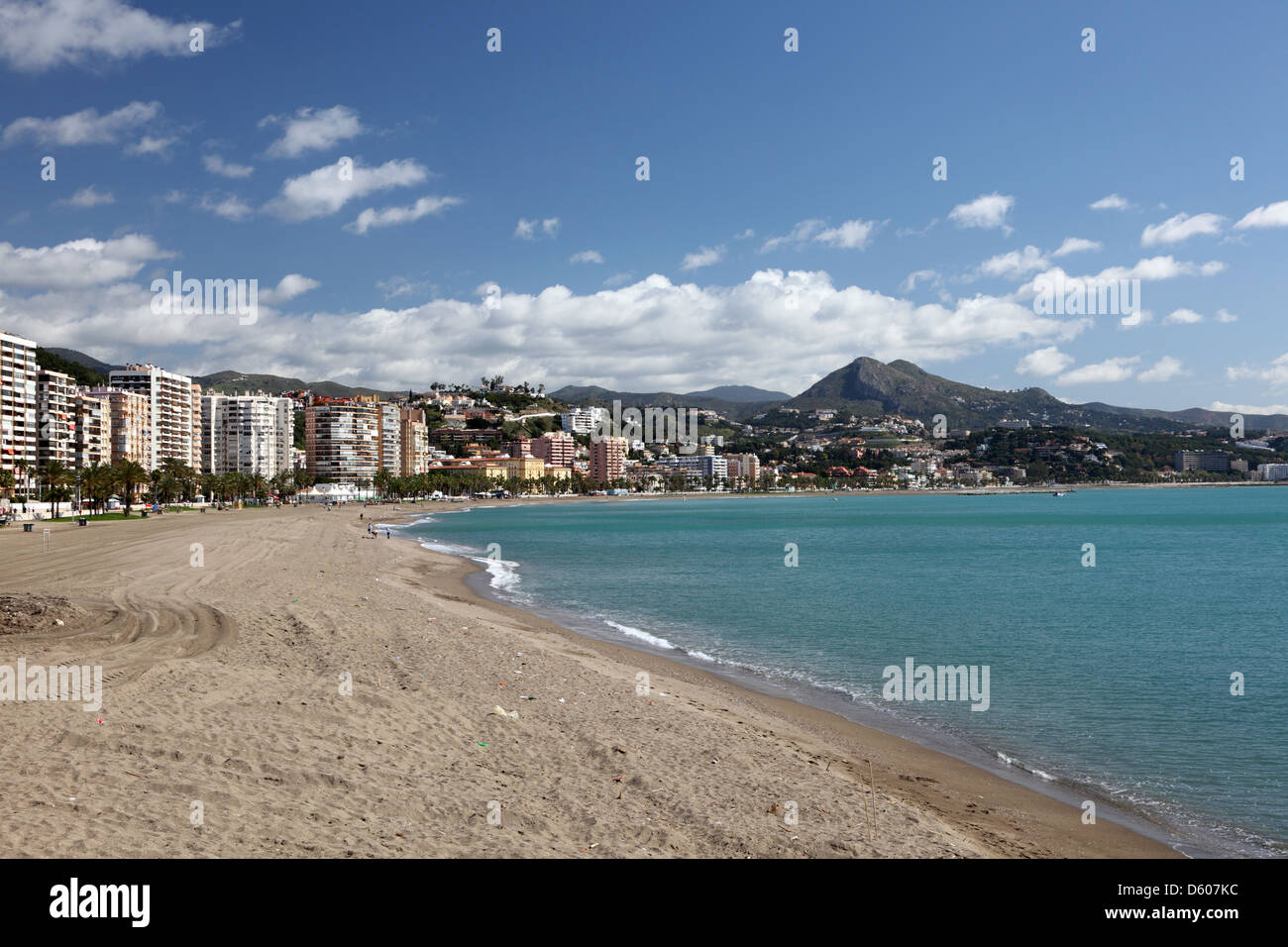 Spiaggia e Waterfront District La Caleta a Malaga, Andalusia Spagna Foto Stock