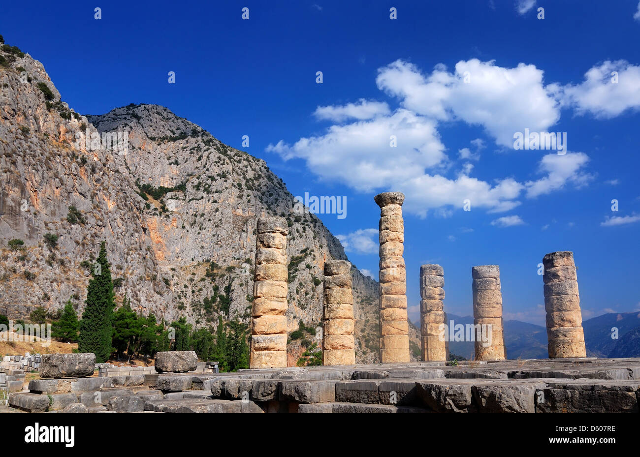 Sito di Oracle Delphi con il Tempio di Apollo, antica pietra miliare della Grecia Foto Stock
