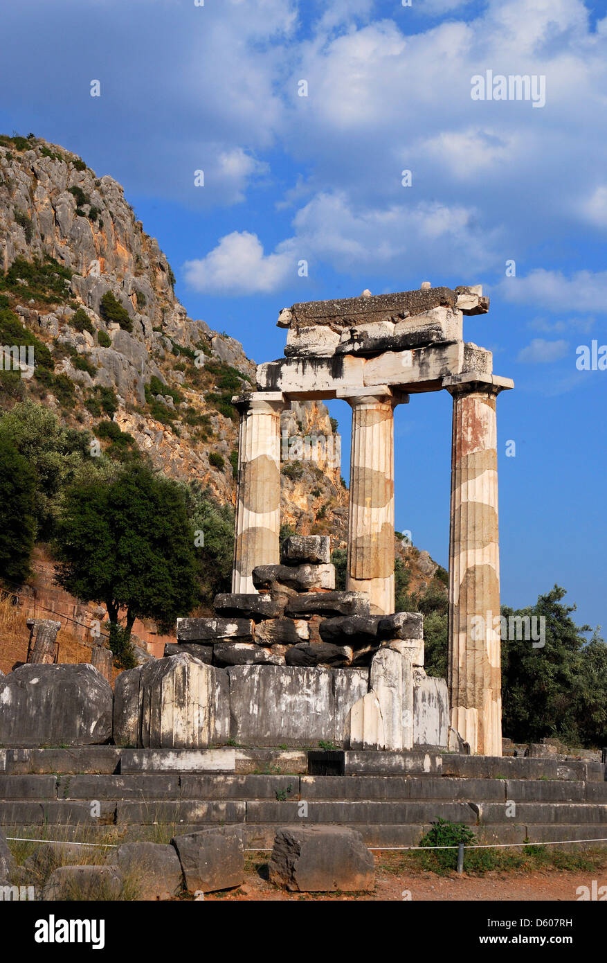 La tholos presso il santuario di Atena Pronaia, Delphi, Grecia Foto Stock